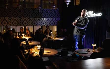 NYC: Stand-up comedy z darmową rundką minigolfa
