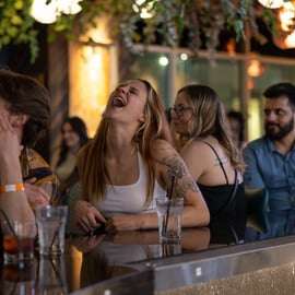 NYC: Stand-up comedy z darmową rundką minigolfa