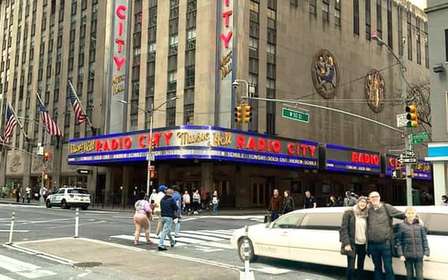 NYC: Prywatna wycieczka rozciągniętą limuzyną "Sam w domu 2" z pizzą