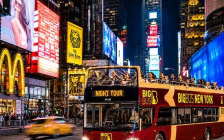 NYC: Nocna wycieczka krajoznawcza autobusem z odkrytym dachem z przewodnikiem na żywo