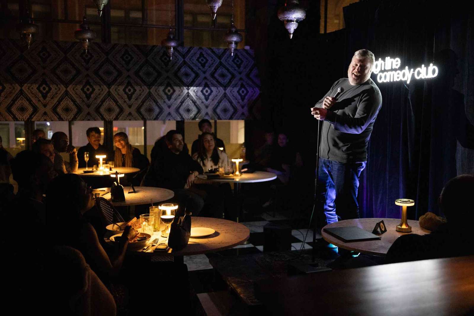 NYC: Stand-up comedy z darmową rundką minigolfa