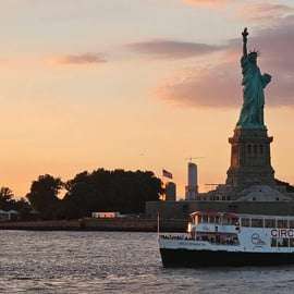 NYC: Bilet wstępu bez kolejki na rejs o zachodzie słońca Statuy Wolności