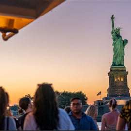 NYC: Bilet wstępu bez kolejki na rejs o zachodzie słońca Statuy Wolności