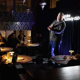 NYC: Stand-up comedy z darmową rundką minigolfa